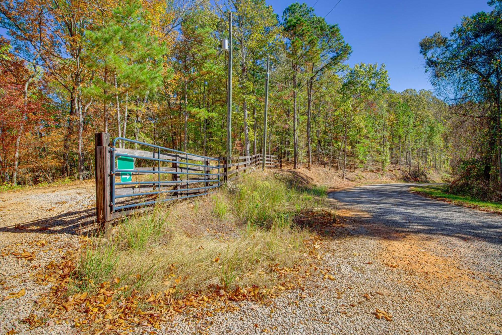 Secluded Tallassee Cabin With Fire Pit And Porch! Buitenkant foto
