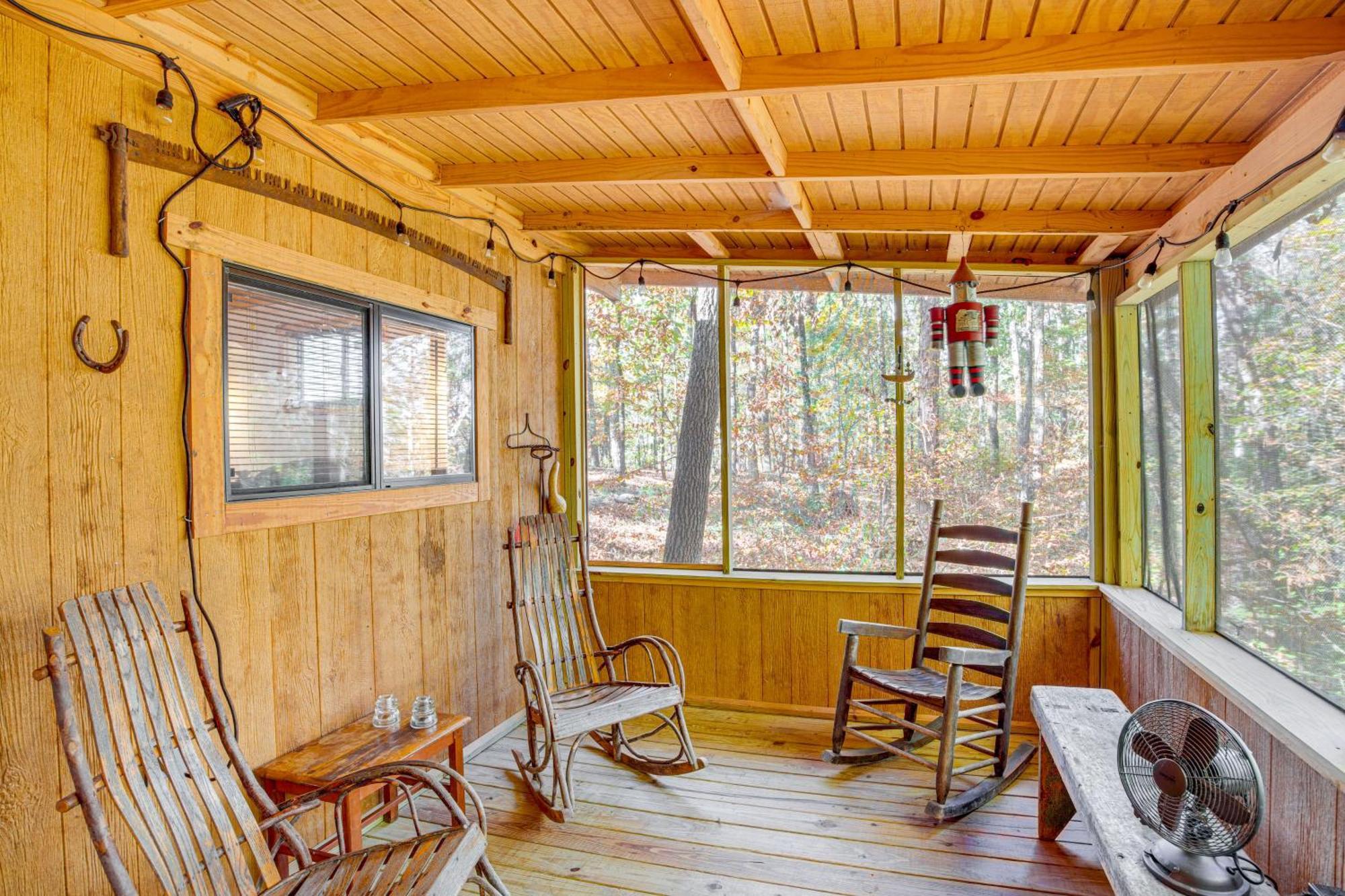 Secluded Tallassee Cabin With Fire Pit And Porch! Buitenkant foto